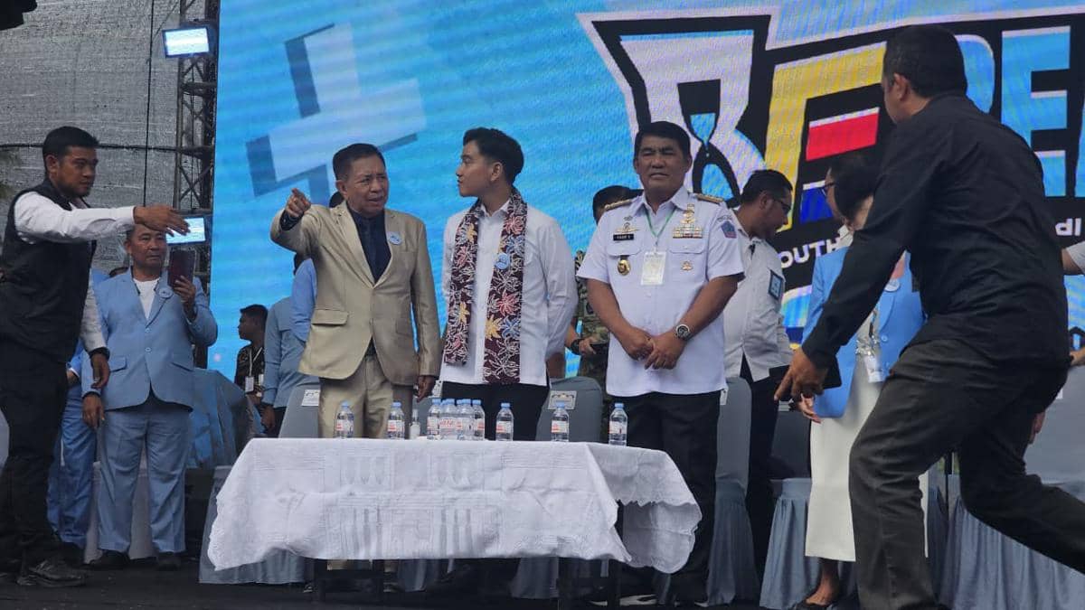 Wakil Presiden RI berdiri di panggung bersama pejabat daerah saat pembukaan perkemahan regional Pemuda dan Remaja GPdI Sulawesi Utara di Minahasa Utara.