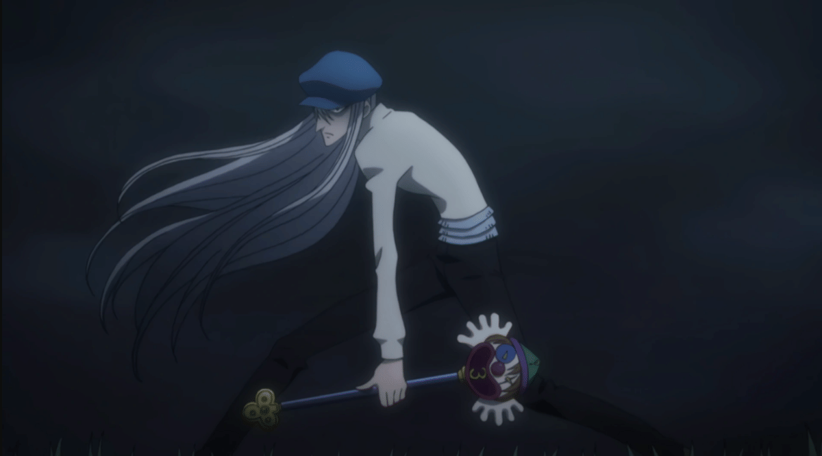 Karakter berambut panjang mengenakan topi biru memegang senjata unik berbentuk tongkat di suasana malam gelap dari anime Hunter x Hunter.