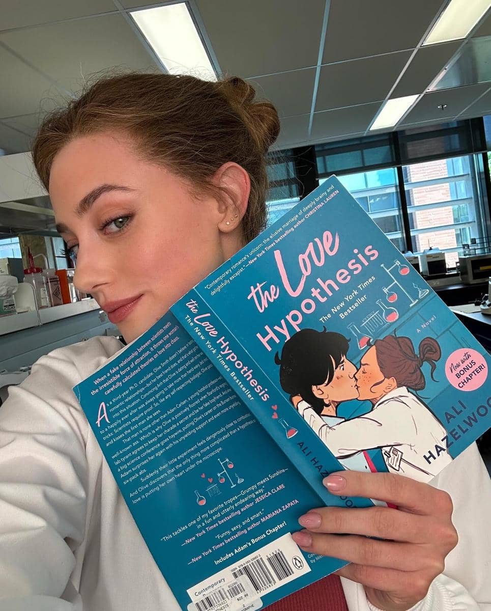 Lili Reinhart membawa novel "The Love Hypothesis" (foto via Goodreads & Instagram @ lilireinhart)