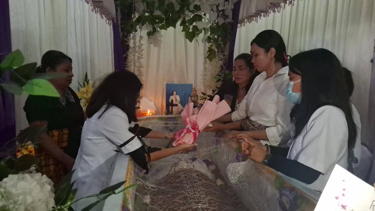 Para dokter dan tenaga kesehatan memberikan penghormatan terakhir di rumah duka dr. Icha dengan membawa bunga di depan peti jenazah.