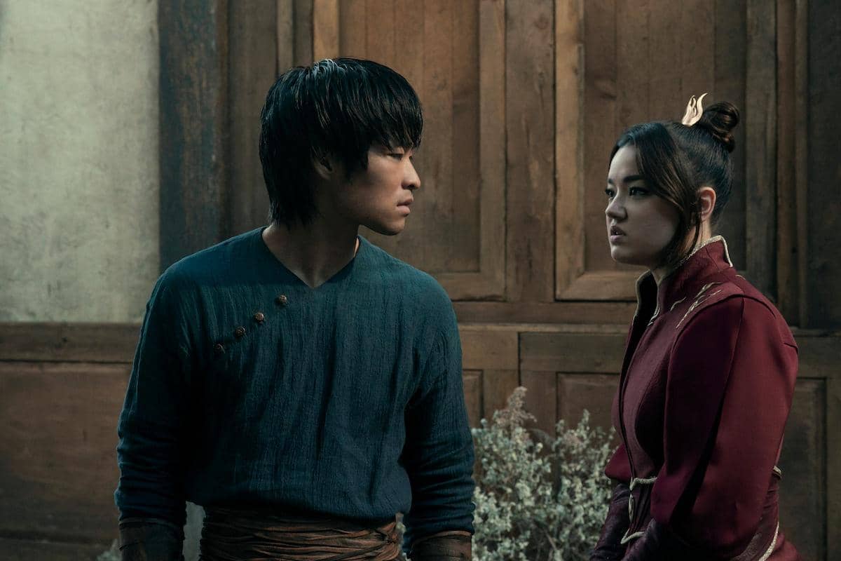 Dua karakter berdiri saling berhadapan dalam adegan tegang dari serial Avatar: The Last Airbender Season 2 dengan latar kayu gelap.