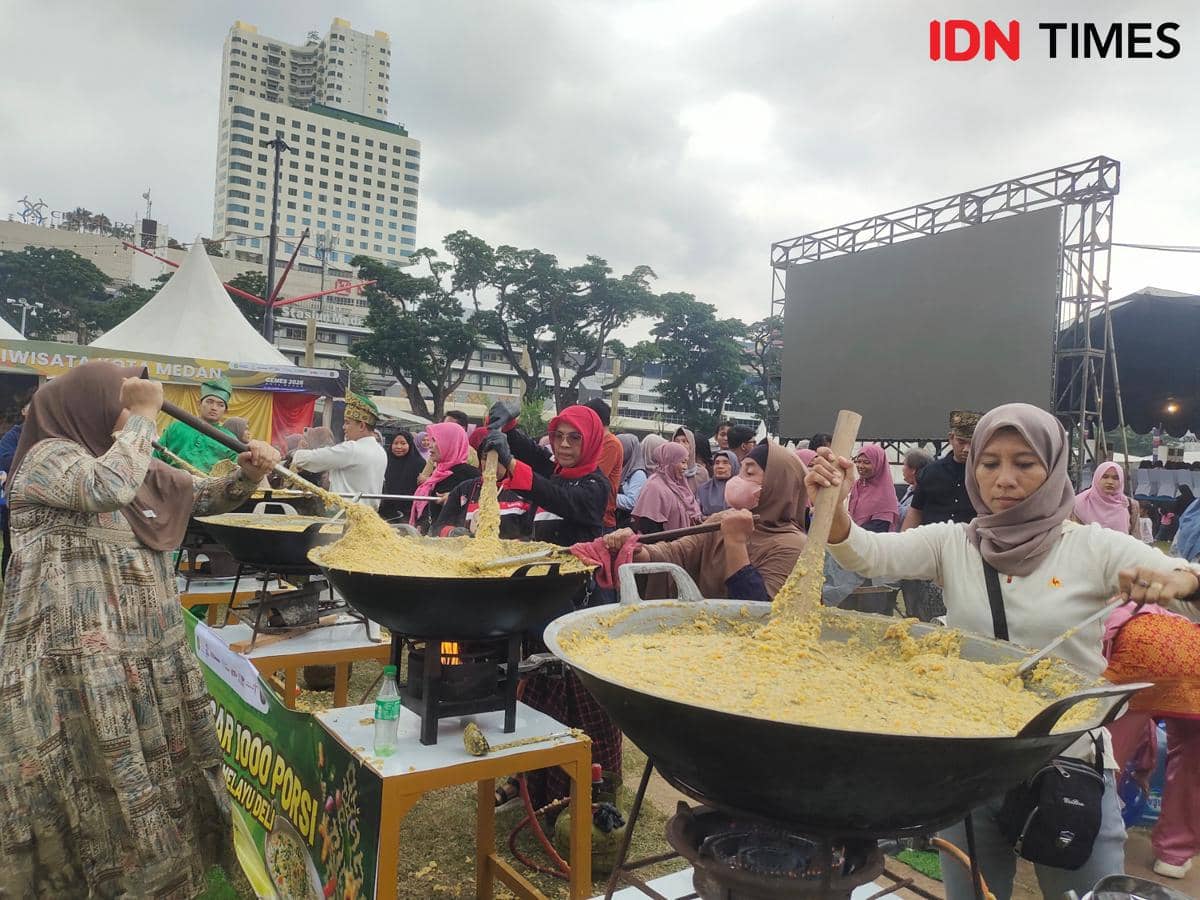 Chef Azwar MasterChef Bagi 1.200 Bubur Pedas Melayu di Medan