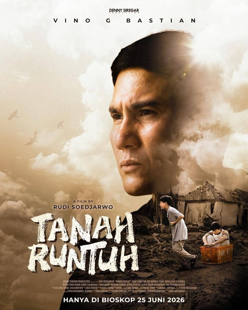 Poster film Tanah Runtuh menampilkan wajah serius seorang pria dengan latar suasana pascabencana dan dua anak di area reruntuhan.