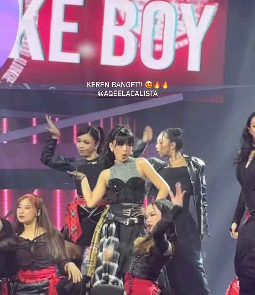 Penampilan energik Aqeela Calista bersama penari latar di panggung Asmara Gen Z The Concert dengan pencahayaan warna merah dan ungu.