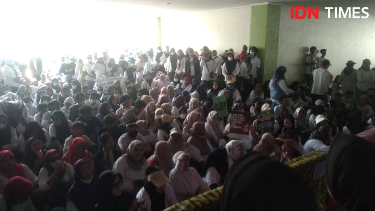 Ribuan pegawai SPPG berkumpul dan melakukan aksi demonstrasi di Kantor Bupati Tangerang dengan membawa berbagai poster tuntutan.