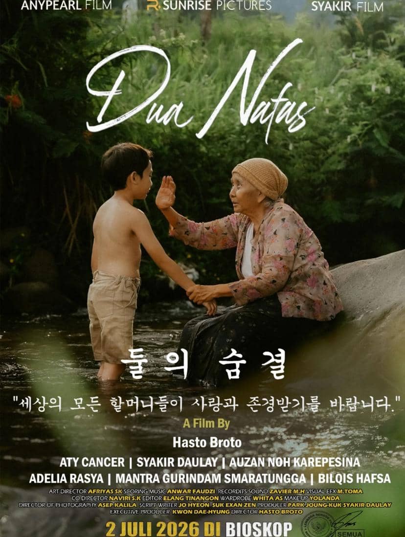 Poster film Dua Nafas menampilkan seorang anak laki-laki tanpa baju berinteraksi hangat dengan seorang nenek di tepi sungai berlatar pepohonan hijau.