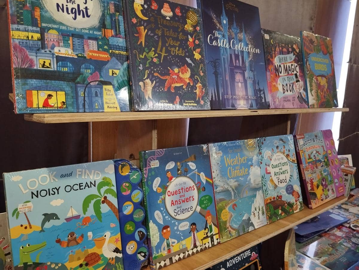 Sejumlah buku yang dipamerkan di Big Bad Wolf 2026 di Semarang. (IDN Times/Dhana Kencana)