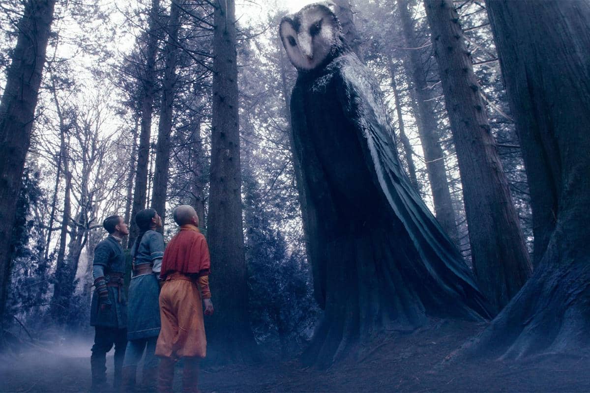 Tiga karakter berdiri di hutan berkabut menatap burung hantu raksasa dalam adegan serial Avatar: The Last Airbender Season 2.