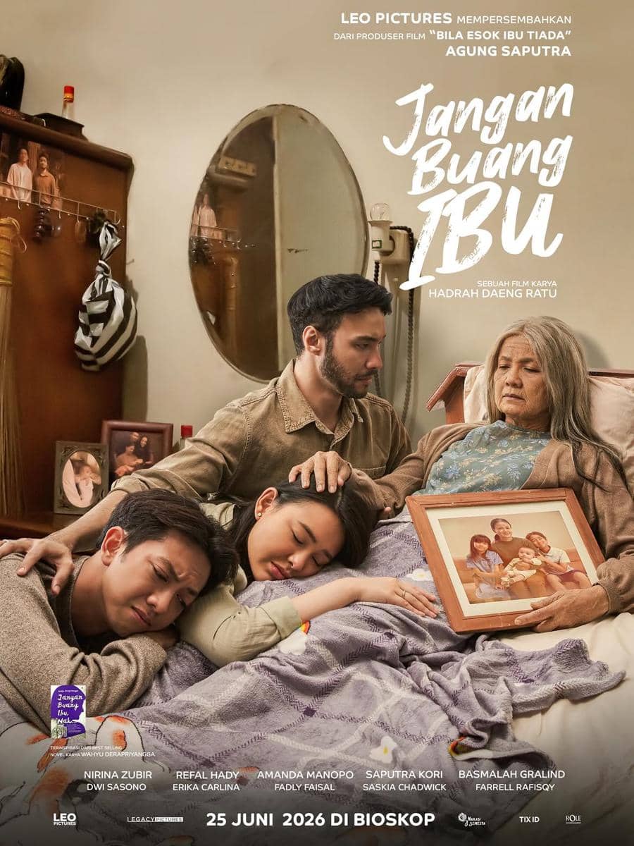 Poster film Jangan Buang Ibu menampilkan tiga orang duduk di tepi tempat tidur bersama seorang wanita tua yang memegang foto keluarga.