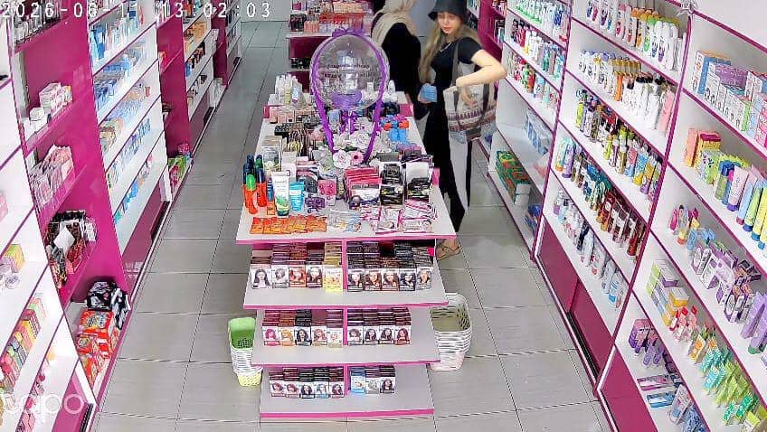 Salah satu pelaku pencurian terekam CCTV di Palembang mencuri kosmetik