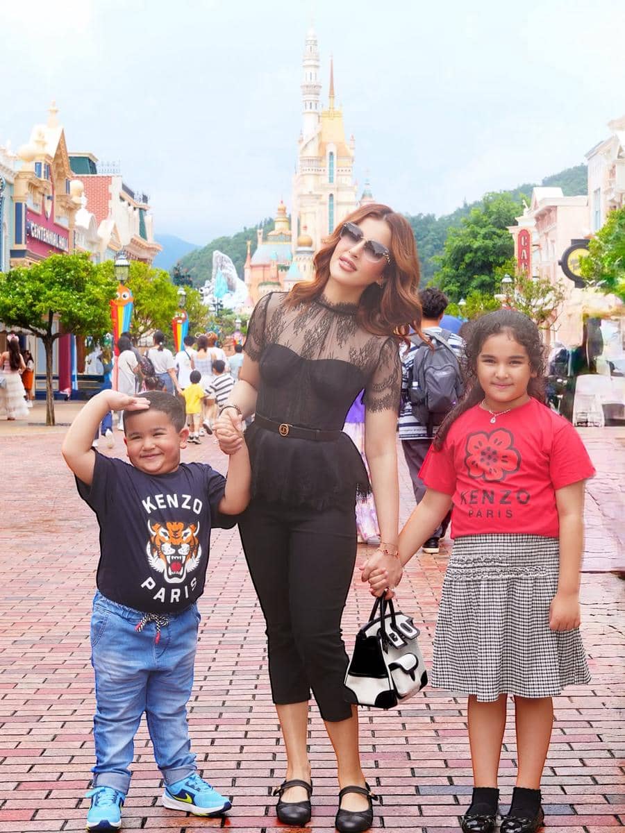 gaya Tasya Farasya saat liburan bersama anak-anaknya