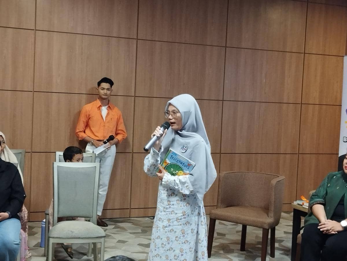 Alifia Raharja dari Komunitas Read Aloud Semarang saat mengedukasi orangtua membantu anak cinta membaca buku di Semarang. (IDN Times/Dhana K