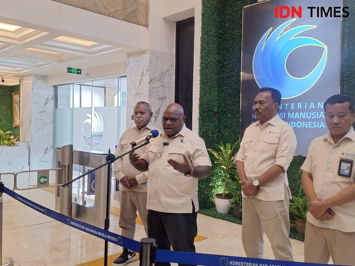 Menteri Hak Asasi Manusia (HAM) Natalius Pigai di Kantor Kementerian HAM.