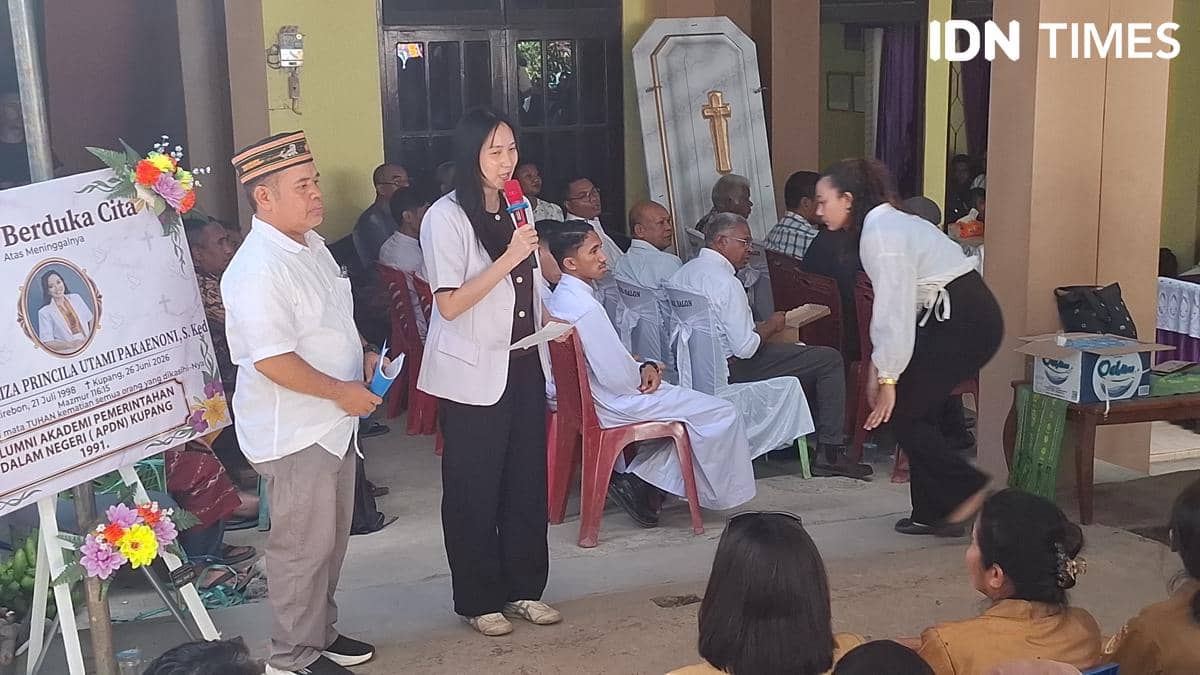 Para dokter dan tenaga kesehatan menghadiri upacara duka di rumah duka dr. Icha, dengan suasana penuh penghormatan dan belasungkawa.