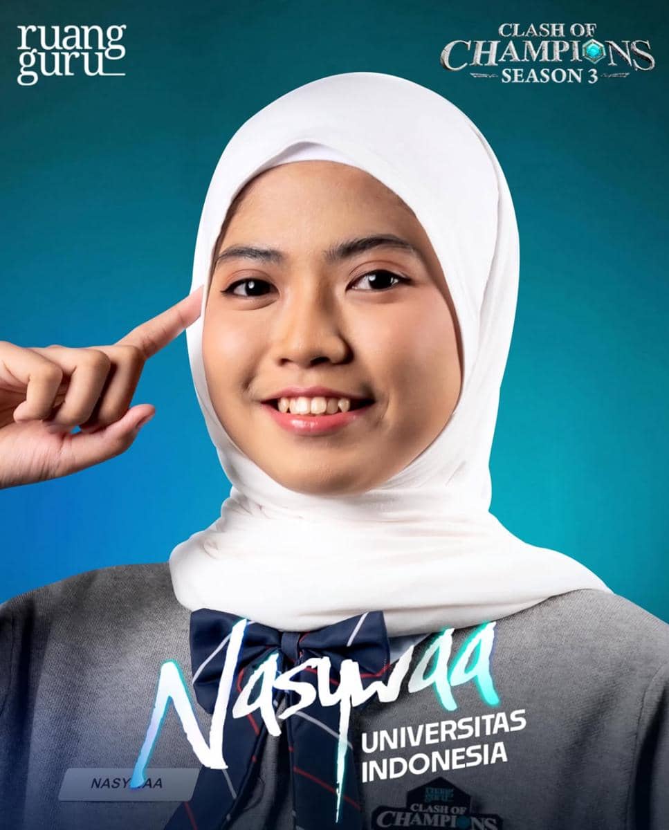 Seorang perempuan berhijab putih mengenakan seragam abu-abu dengan dasi biru berpose sambil tersenyum di depan latar biru bertuliskan Ruangguru dan Clash of Champions Season 3.