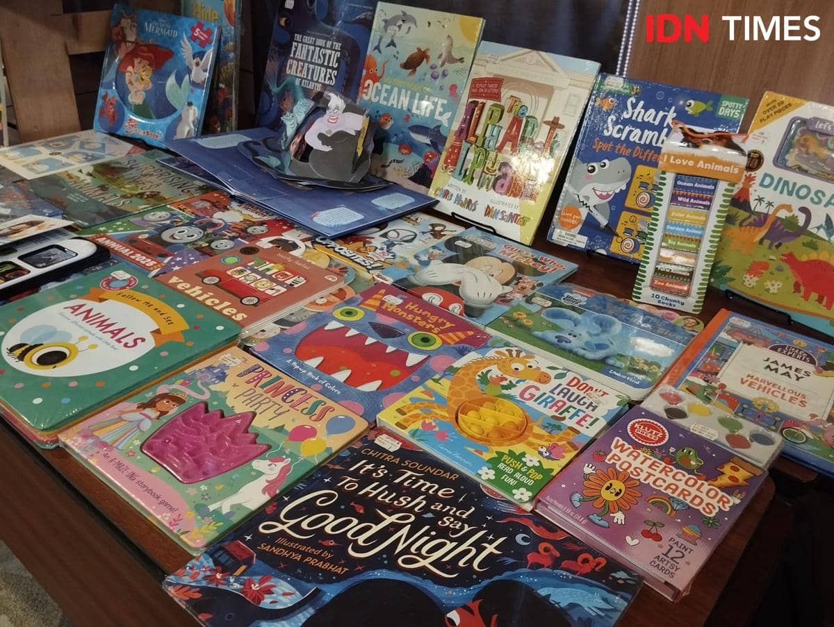 Sejumlah buku yang akan dipamerkan di Big Bad Wolf 2026 di Semarang. (IDN Times/Dhana Kencana)