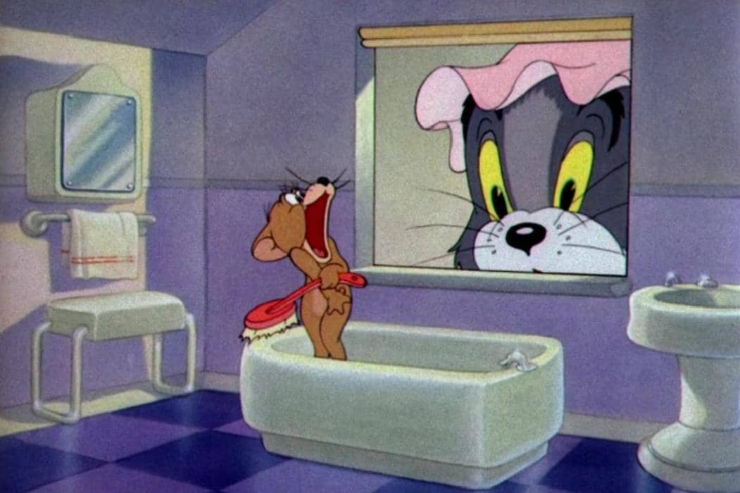 Tom mengintip ke dalam miniatur rumah boneka dan menemukan Jerry sedang berakting kaget seolah-olah tengah sibuk mandi