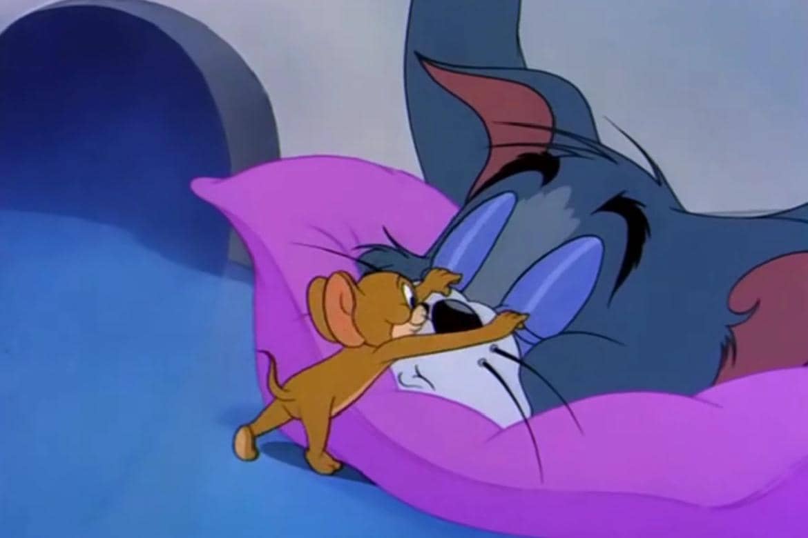Jerry mencoba membuat Tom dapat tidur dengan nyaman agar rivalnya itu segera diusir majikan dari rumah