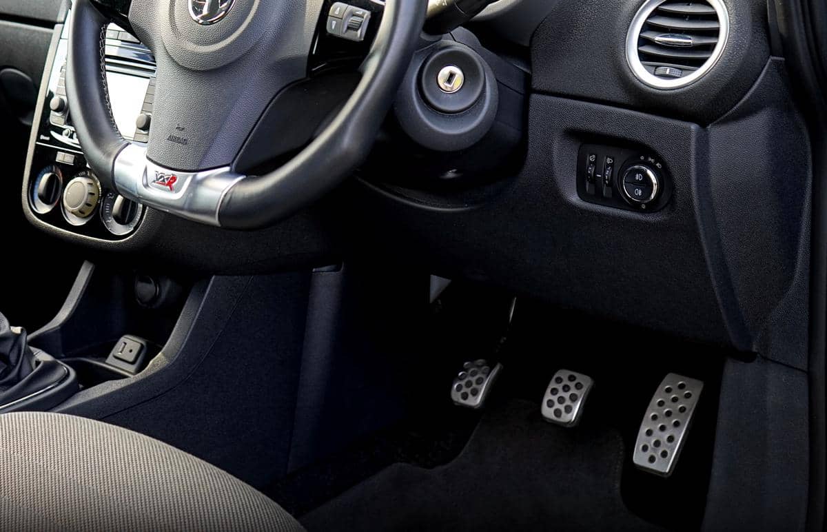 5 Penyebab Pedal Rem Mobil Terasa Dalam Ketika Ditekan