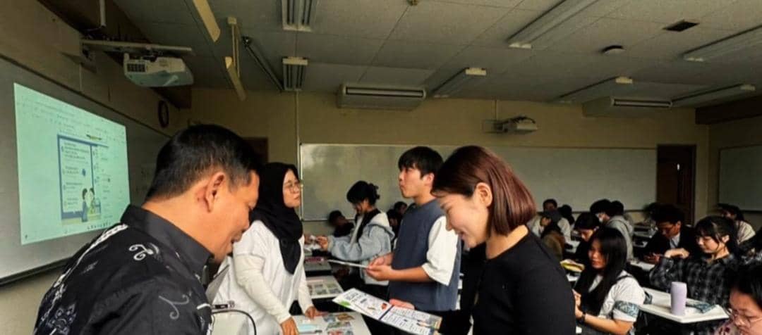 potret tim PKM prodi S1 Pendidikan Bahasa Jepang UNESA saat penyampaian materi di Kaichi International University. (dok. pribadi/prodi S1 Pendidikan Bahasa Jepang UNESA)