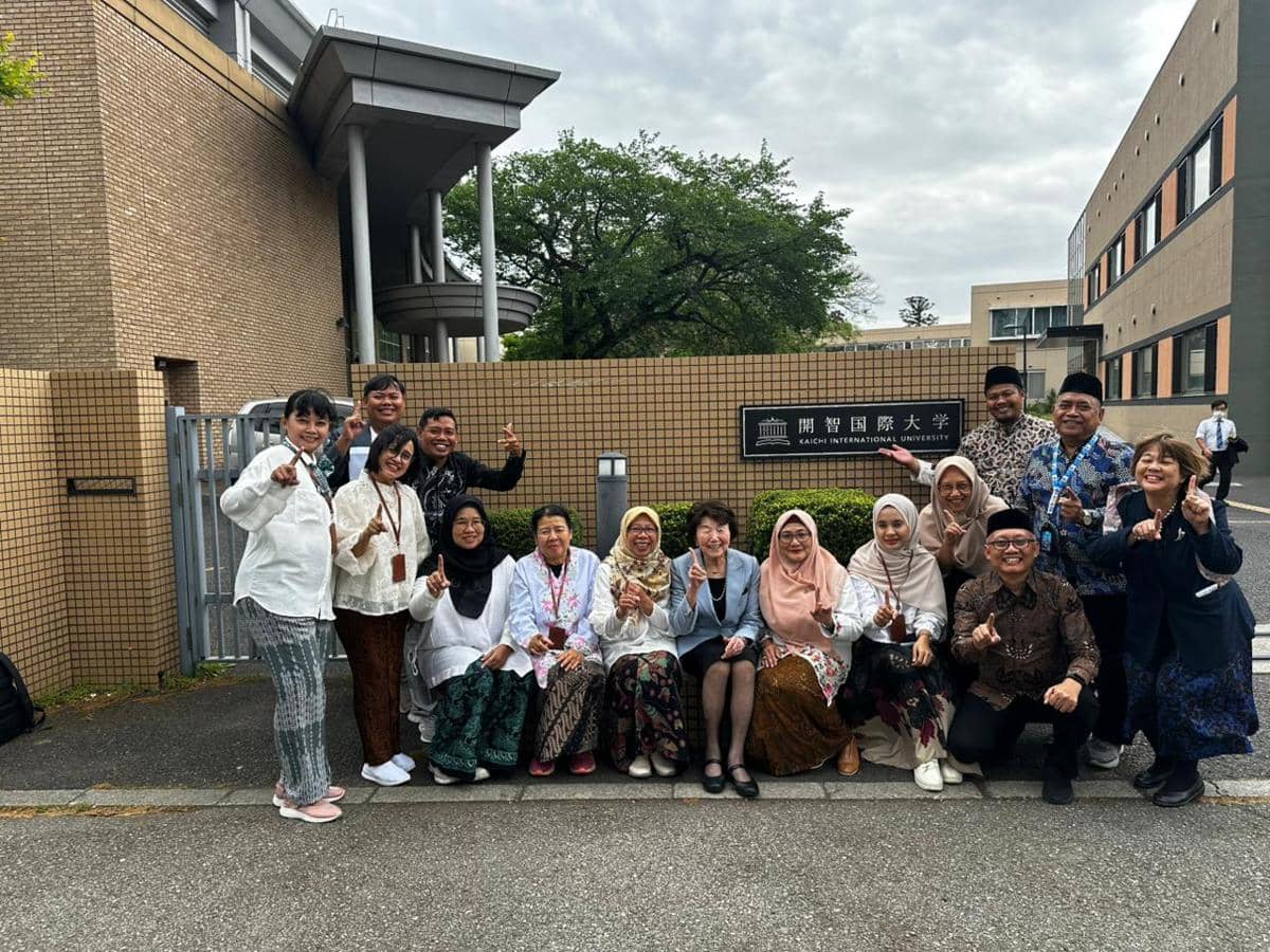 potret delegasi dosen prodi S1 Pendidikan Bahasa Jepang UNESA bersama pihak Kaichi International University di Jepang. (dok. pribadi/prodi S1 Pendidikan Bahasa Jepang UNESA)