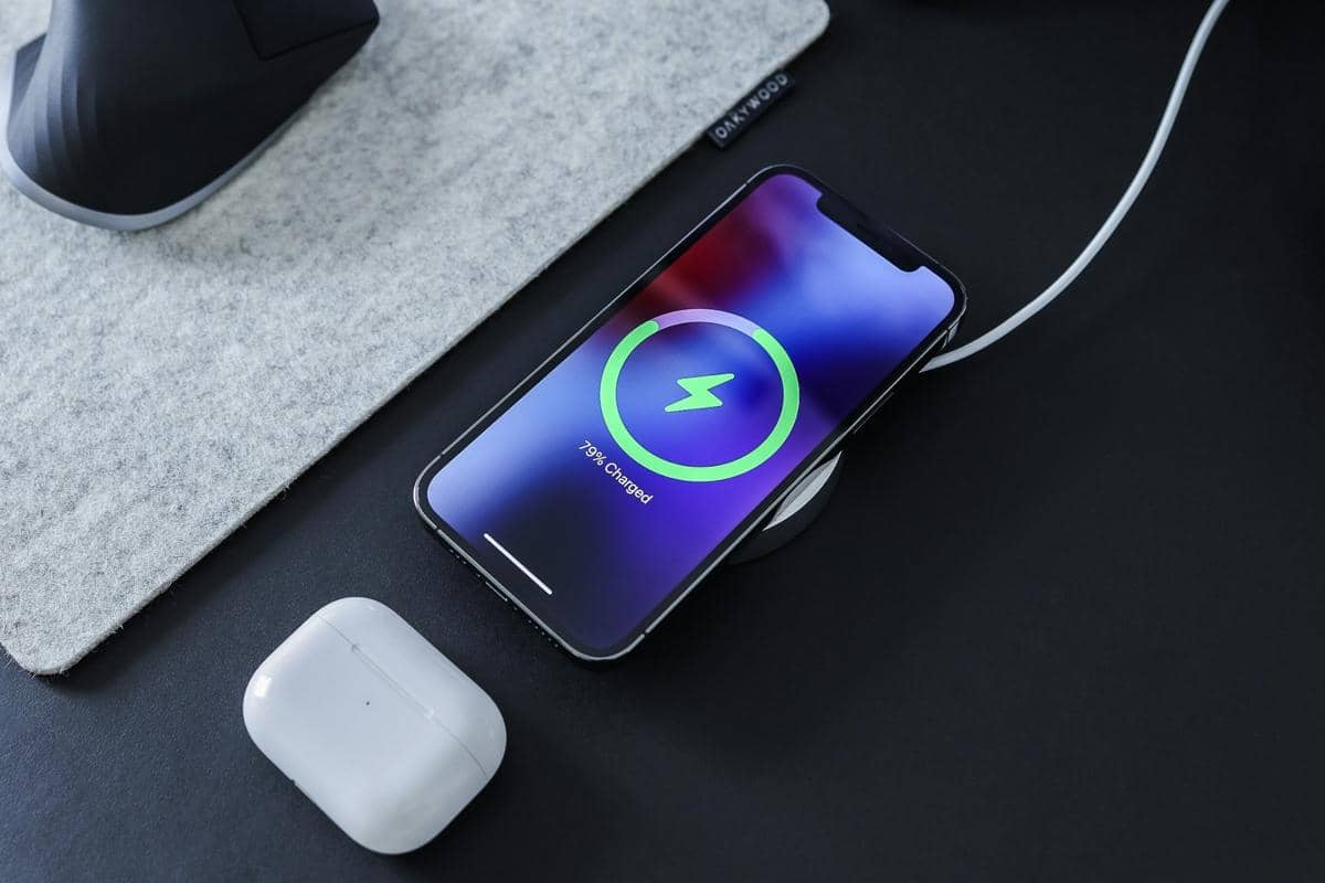 Apakah Benar iPhone Baru Harus Dicas Sampai Penuh?