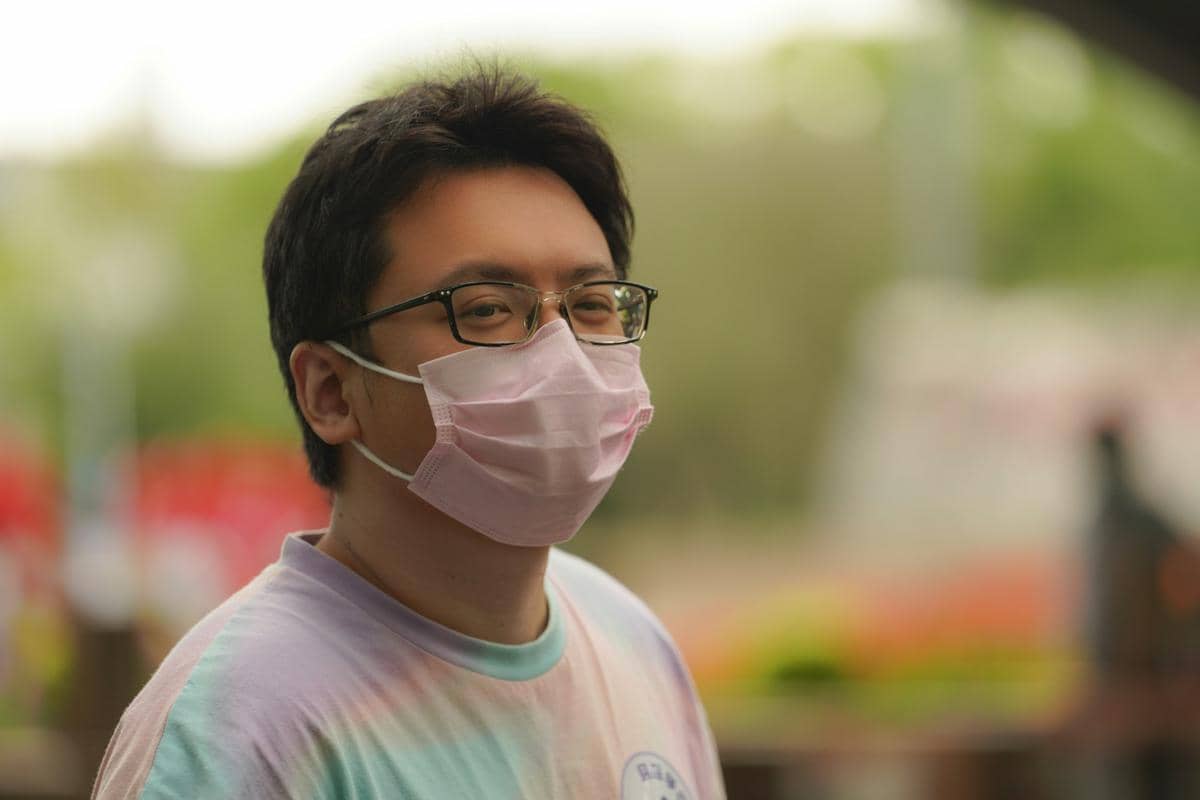 ilustrasi pria memakai kacamata dan masker