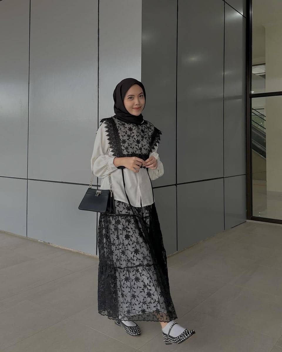 Mix and Match Monokrom ala Rena Sonia
