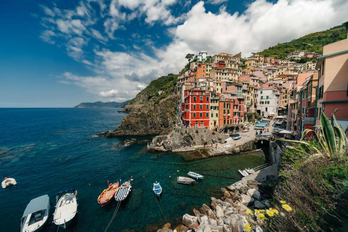 Riomaggiore, salah satu dari lima desa pesisir yang membentuk wilayah Cinque Terre.
