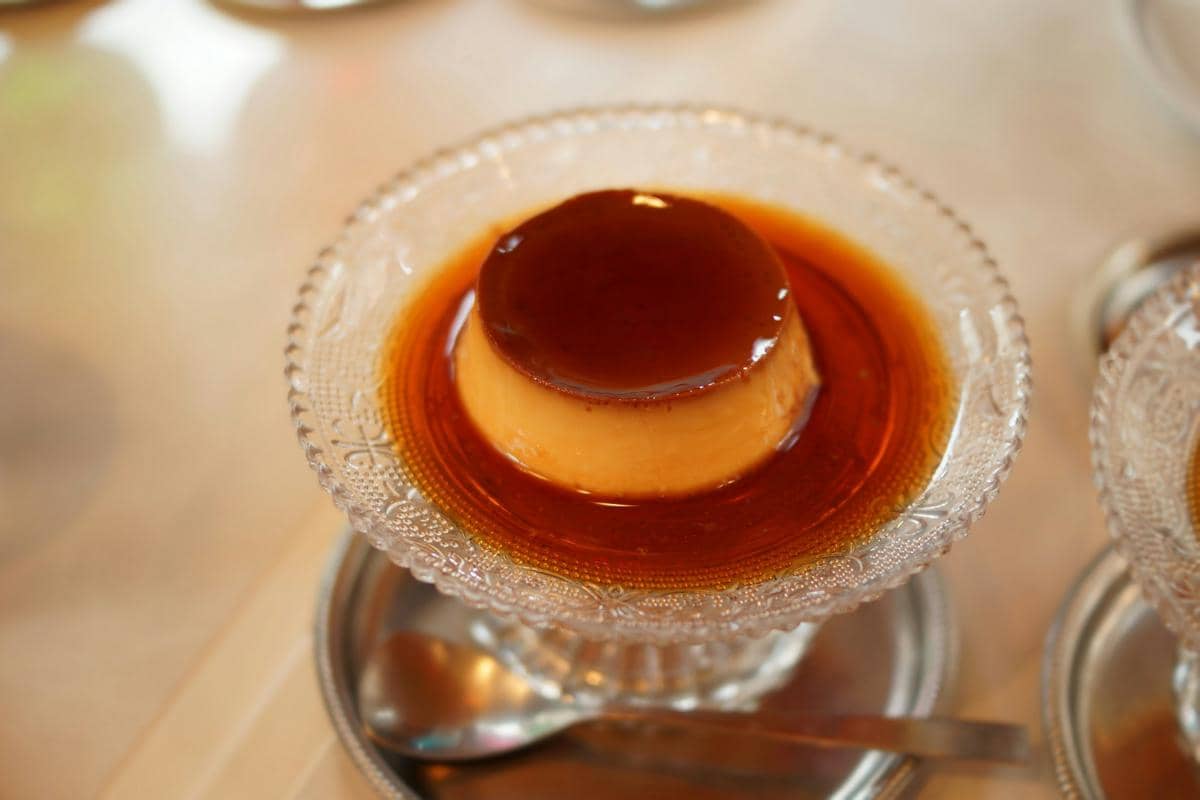 ilustrasi sajian caramel custard pudding 