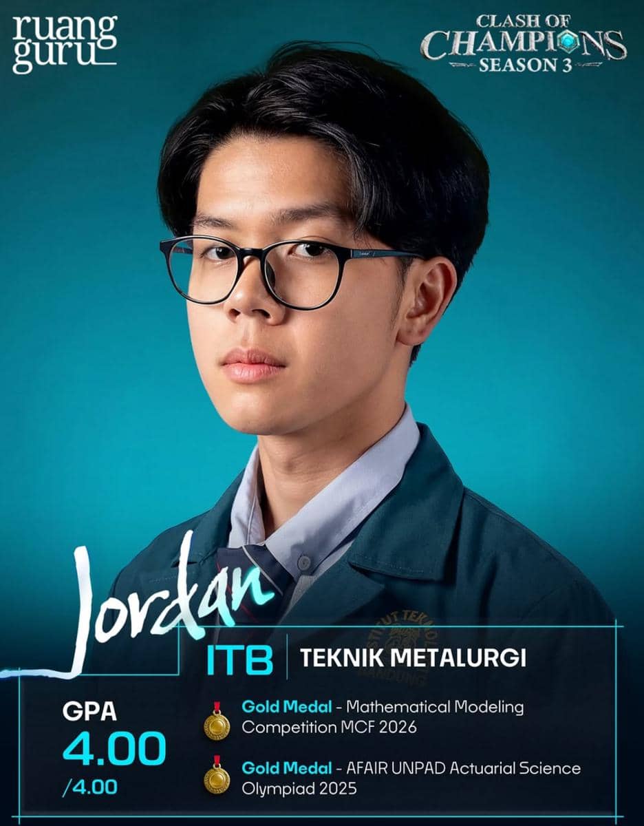 Mahasiswa ITB jurusan Teknik Metalurgi bernama Jordan mengenakan jas almamater biru dengan latar belakang biru dan teks prestasi akademik.