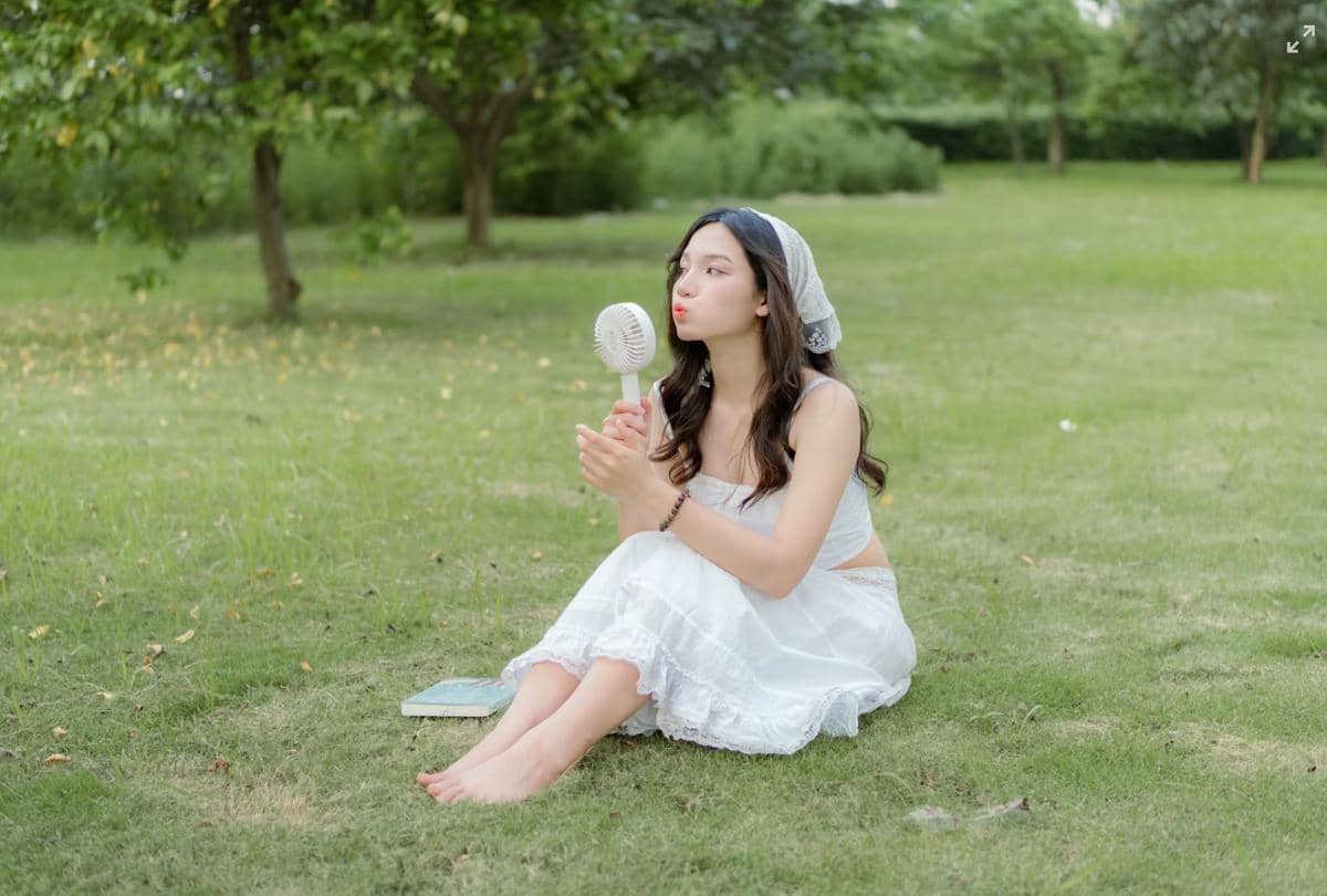 ilustrasi memakai portable fan