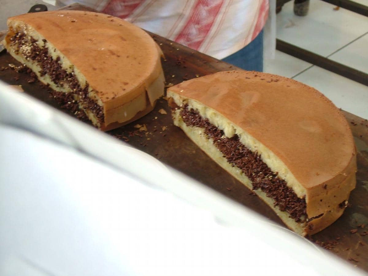 ilustrasi martabak manis meses cokelat teflon
