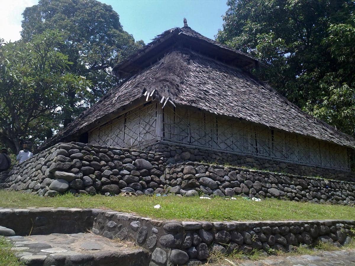 Pemandangan Masjid Bayan Beleq dari dekat ke udara.