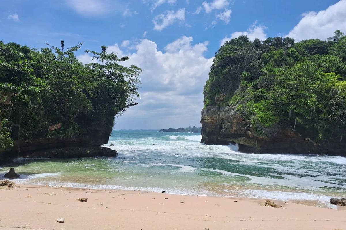 Pantai Batu Bengkung, Malang, Jawa Timur