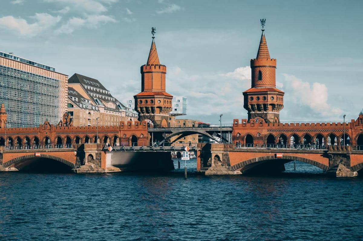 Jembatan Oberbaum (Oberbaumbrücke) di Berlin, Jerman.