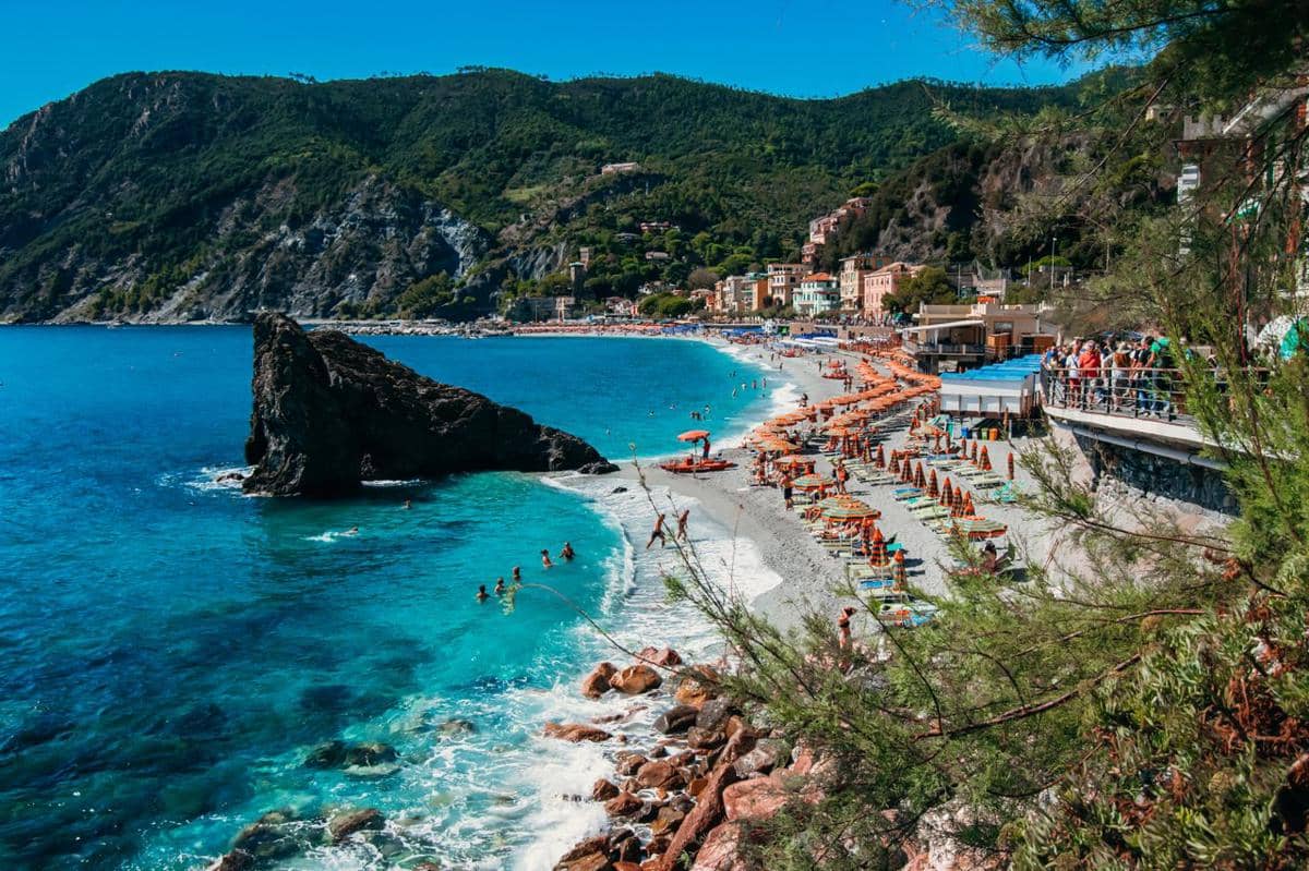 Pantai Monterosso al Mare, salah satu dari lima desa pesisir yang membentuk wilayah Cinque Terre.