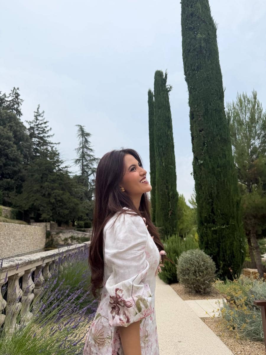Marsha Aruan berlibur di Provence, Prancis