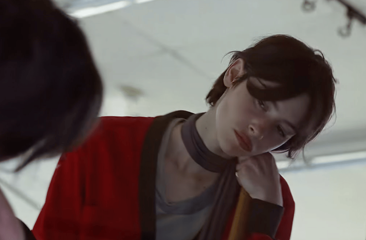 Gracie Abrams dalam musik video "Look at My Life"
