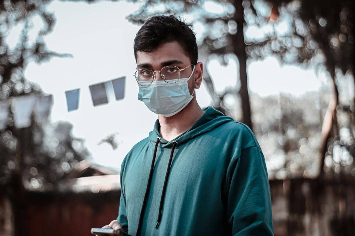 ilustrasi pria memakai kacamata dan masker