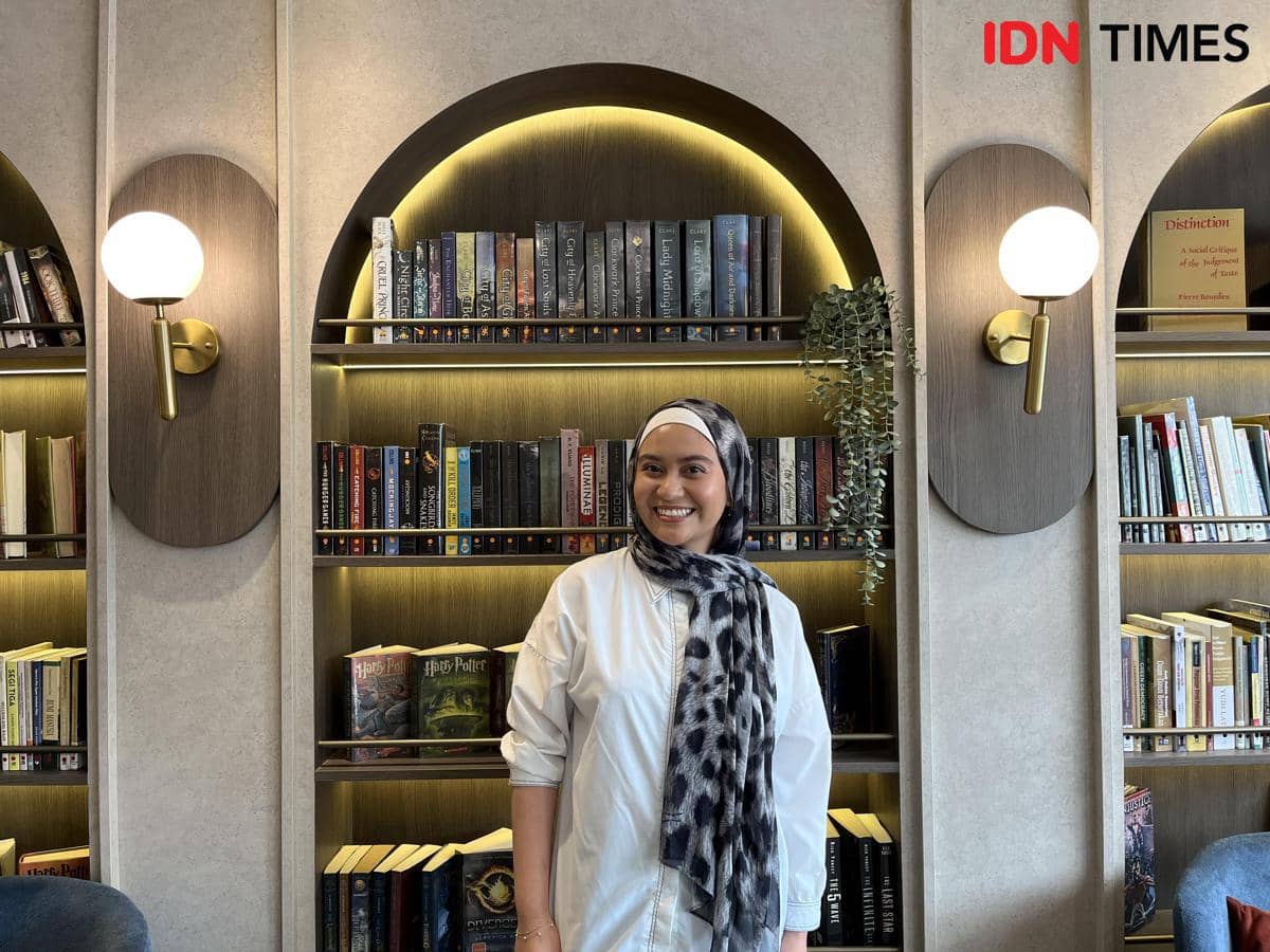 Azzah Al Zahra Farras, founder Bukabuku Kafe (IDN Times/Nisa Zarawaki)