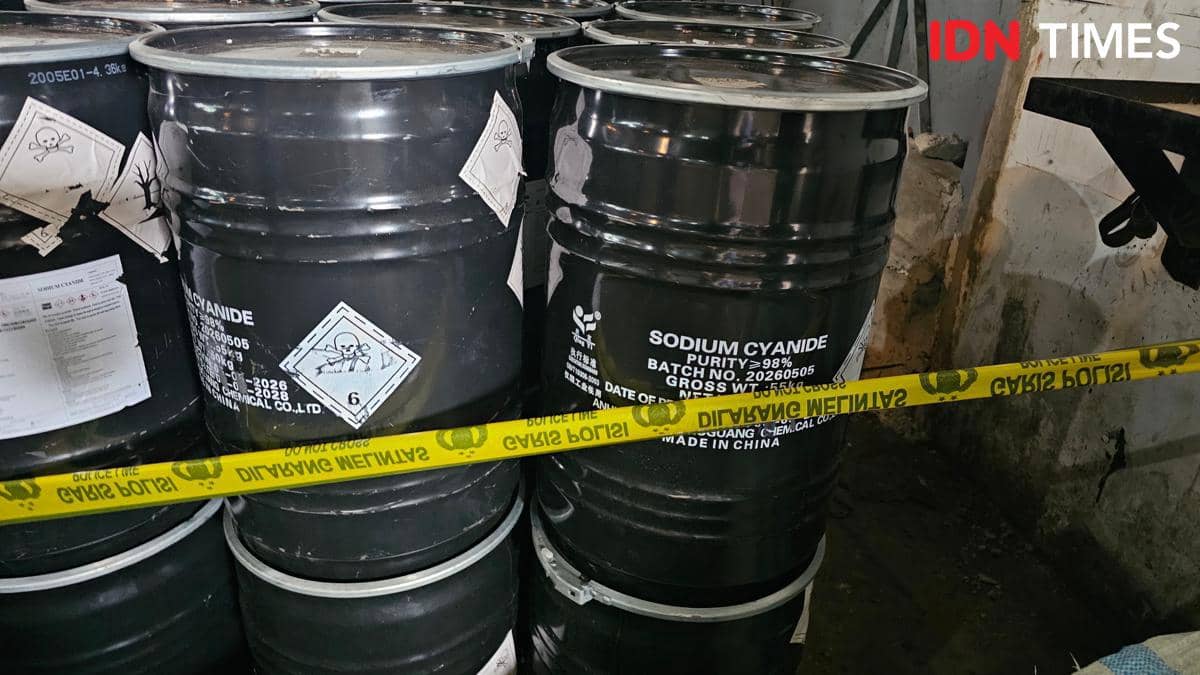 Deretan drum hitam berlabel sodium cyanide disegel dengan garis polisi di sebuah gudang di Jakarta setelah penyitaan oleh Ditipideksus Bareskrim Polri.