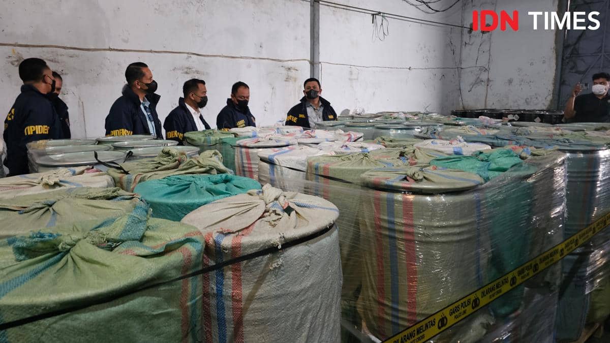 Polisi Gerebek Tiga Gudang Sianida untuk Tambang Emas Ilegal