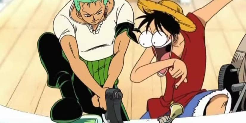 Zoro bersiap memotong botol yang menempel di ibu jari Luffy di atas kapal dengan ekspresi kaget dan tegang dari keduanya.