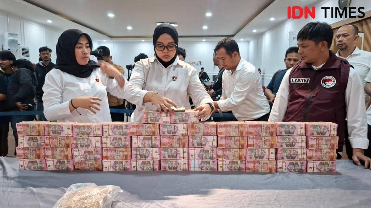 Penampakan Uang Rp2,3 Miliar Hasil Narkoba yang Disita Polisi Makassar