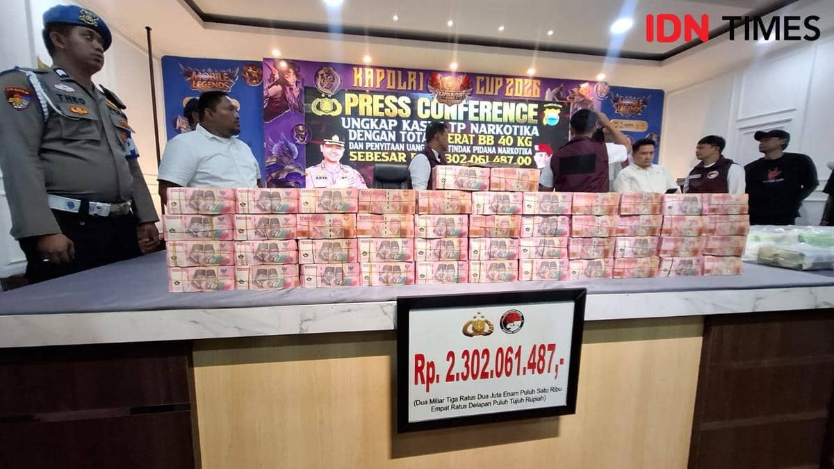 Satuan Reserse Narkoba (Satresnarkoba) Polrestabes Makassar menampilkan uang tunai senilai Rp2,3 miliar hasil sitaan pengungkapan kasus nark