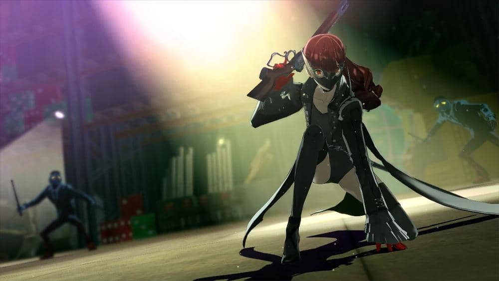 Karakter bertopeng dalam pakaian hitam sedang bersiap bertarung di gudang dengan dua musuh di latar, cuplikan dari game Persona 5 Royal.