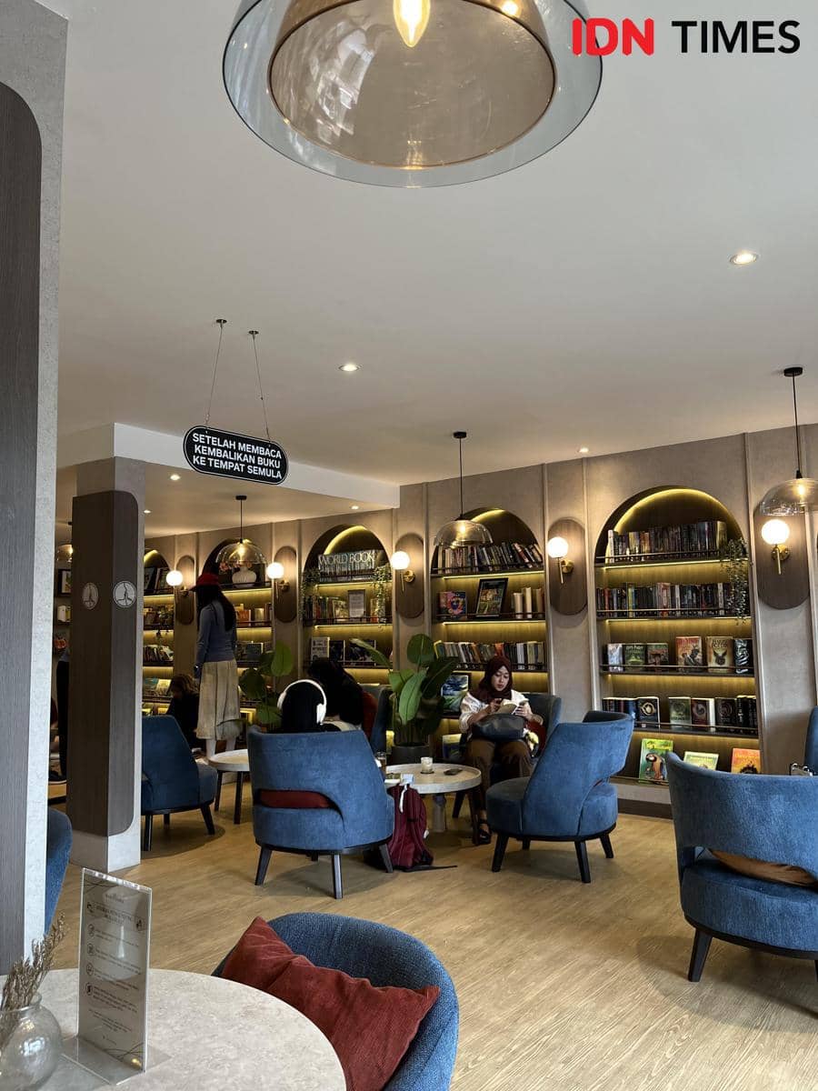 Bukabuku Kafe (IDN Times/Nisa Zarawaki)