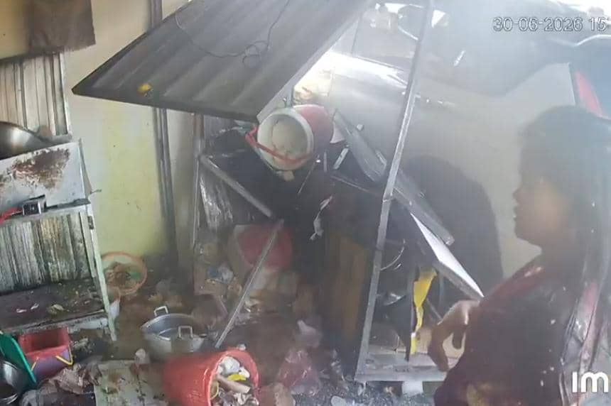 Warung Ditabrak Mobil, 2 Karyawan Ayam Geprek Tersiram Minyak Panas