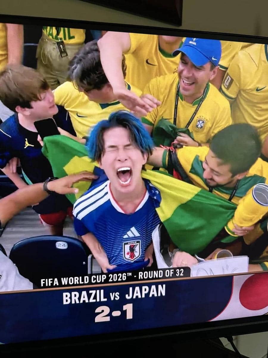 Suporter Jepang dan Brasil bereaksi penuh emosi di tribun stadion setelah pertandingan Piala Dunia 2026 antara Brasil dan Jepang berakhir 2-1.